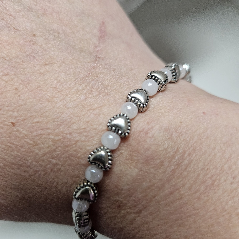 NWOT Silver Hearts And MOTHER OF PEARL Beaded Stretch Bracelet ☆ Handmade☆ - Picture 3 of 4